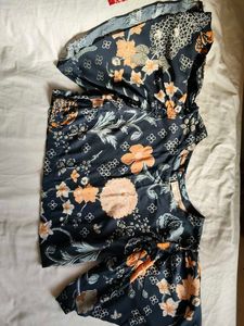 🌸Floral Crop Top – Butterfly Sleeves & Bac