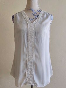 Sleeveless White Top Banana republic