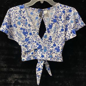H&amp;M Divided Printed Floral Blue Crop top