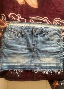 MANGO DENIM SHORTS IN SMALL SIZE