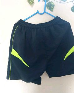 These shorts can be worn by men for 🏊swimmig