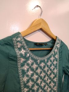 Avaasa Green Rayon Kurta (Women)