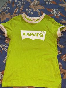 Levi's Graphic Tee - Trendy Style