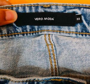 Vero Moda Jeans with white pearls.