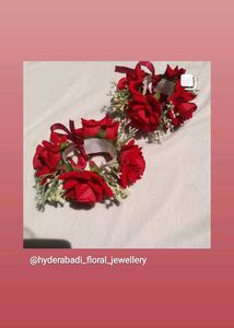 Hands Gajre Roses
