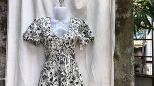 101610. Floral Cutout Mini Dress