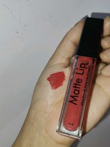 Set Of 2 Lipsticks With Lipbalm Free 🆓