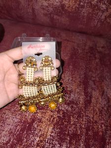 GORGEOUS EARRINGS WITH GOLDEN AND WHITE PEARL
