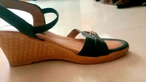 I am selling sandal with High heels