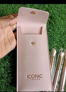 Iconic London Brsu Set With Pouch