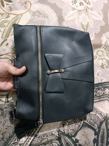Black 🎀 Sling Bag 😊...
