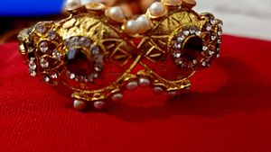 Pearl and Gem Bracelet