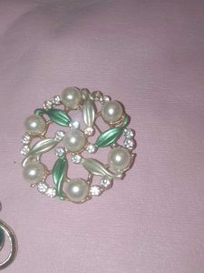 Vintage Brooch Set