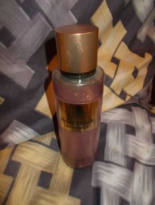 ✨Victoria’s Secret Velvet Petals Shimmer Mist✨️