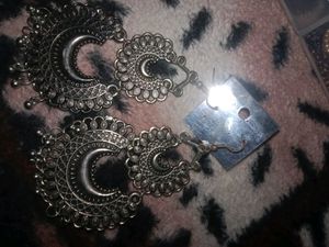 Earrings,  Kamer Band