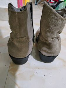 A pair of suede boots- Size issue