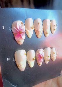 Floral Press-On Nail Set