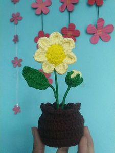CROCHET FLOWER POT.