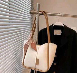 Casual Women’s Shoulder Bag in Faux Leather