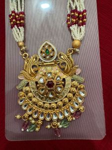 Elegant Kundan Pendant Necklace With Earrings
