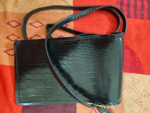 Chic Black Croc-Embossed Crossbody