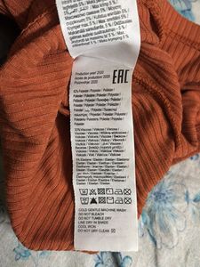 Sunset Glow Knitted Crop Top – Chic “S” Curve Fit