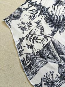 Black &amp; White Dragon Print Crop Top