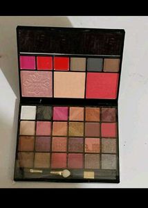 HILARYRAHODA EYESHADOW KIT