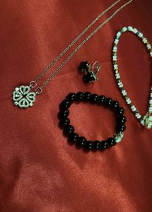 Jewellery Set With A Magnetic Chain