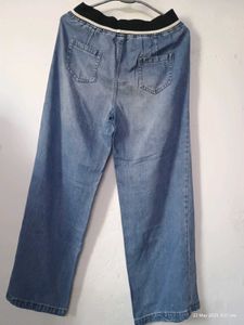 Denim Dreams: Stylish Jeans for Trendy Girls&#34;
