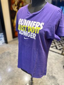NIKE women’s Tshirt In Size XL