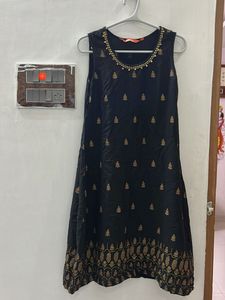 BLACK SLEEVELESS KURTHI
