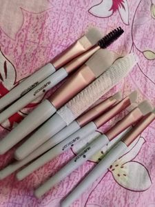 The Frozy Coloured Make Up Brushes T