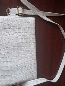 A BEAUTIFUL WHITE HANDBAG