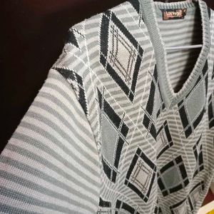 Unisex Trending Sweater - Size XL