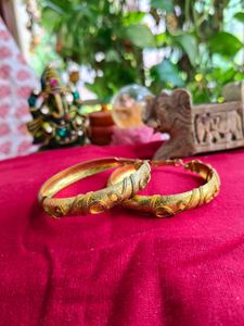 Voylla Golden Hoofs With Wire Entanglement Design
