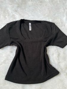 Simple Black Crop Tee