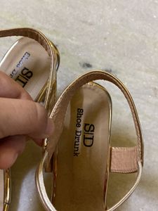 Golden Sparkling Heels😍
