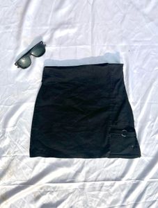BLACK SKIRT WITH A SLIT