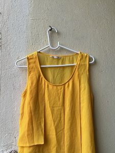 SET Of 2 brand new top 😍