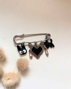 Pixel Hear Pin 🖤