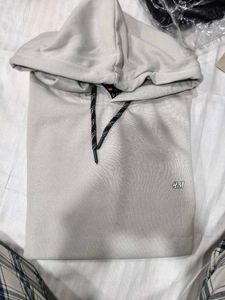 Burgundy H&amp;M Hoodie - Cozy and Stylish