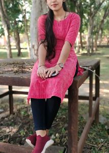 Red &amp; White Lining Print Women&#39;s Kurti With Straight Fit Matching Pant