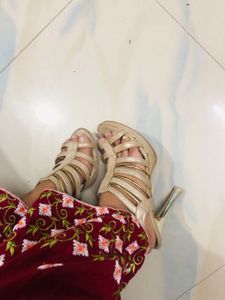 I’m Selling This Beautiful Golden Heels