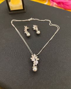 Elegant Grey Pearl Set With Earrings