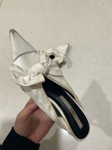 Zara White Heels with Bow ( need a good wash only