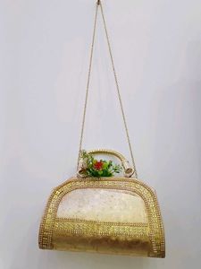 I am selling  a hand 👜  bag  .