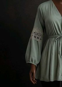 💚Sell 🎊🎉Elegant Green Lace Sleeve Top