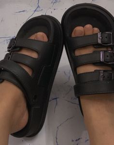 Platform Sandal 🖤