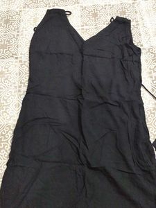 Black V-Neck Sleeveless Dress